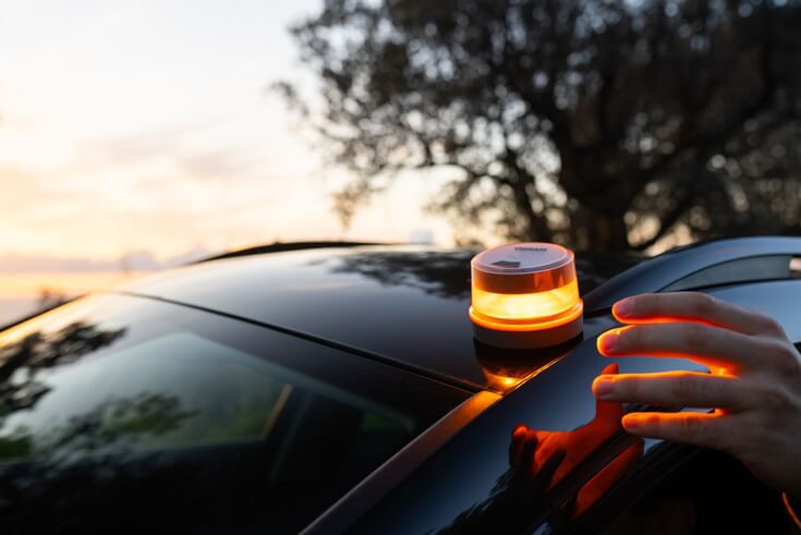 Eine V16-IoT-Leuchte kann auf dem Fahrzeugdach andere Verkehrsteilnehmer vor Gefahrenstellen warnen. Foto: ams Osram